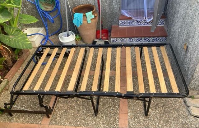 Cama plegable metal y madera