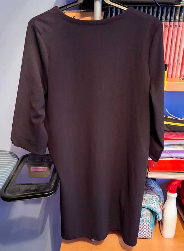 Abito nero con maniche a 3/4 e colletto a camino