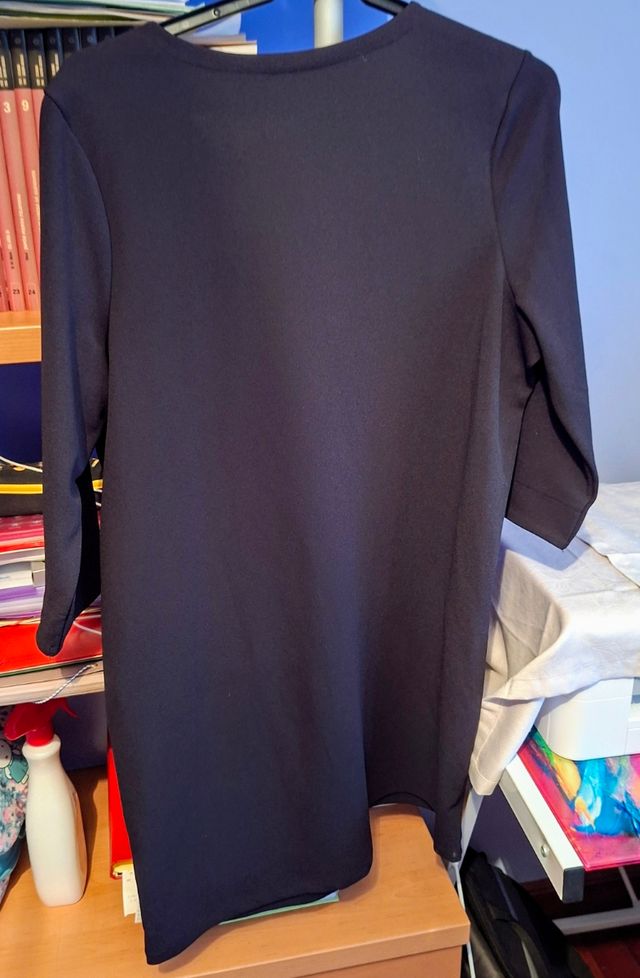 Abito nero con maniche a 3/4 e colletto a camino