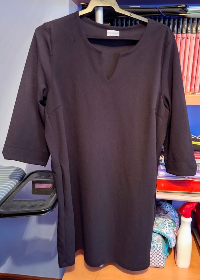 Abito nero con maniche a 3/4 e colletto a camino