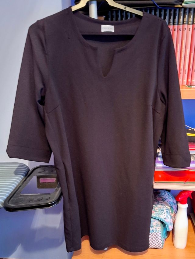 Abito nero con maniche a 3/4 e colletto a camino