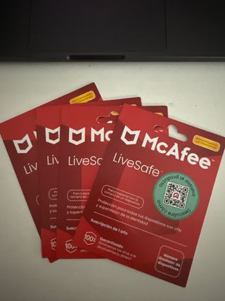 Antivirus McAfee LiveSafe - 1 año