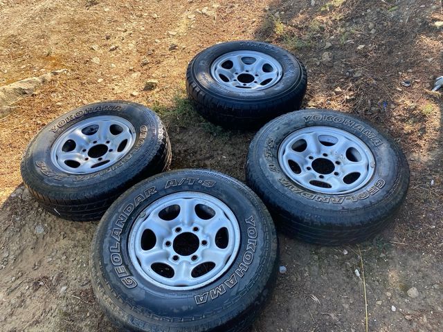 5 Llantas Nissan Terrano + neumáticos