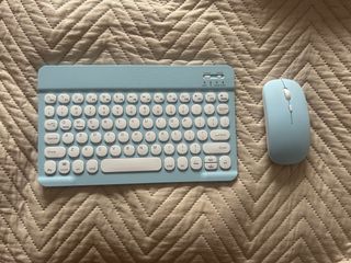 Teclado y ratón inalámbricos azules