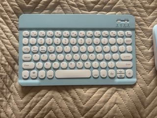 Teclado y ratón inalámbricos azules