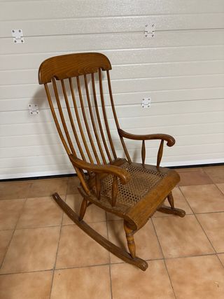 Mecedora antigua de madera