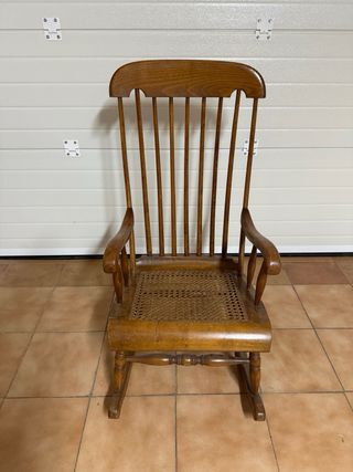 Mecedora antigua de madera