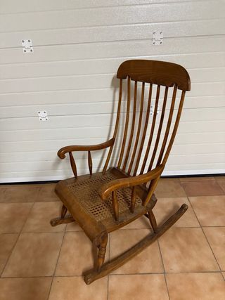 Mecedora antigua de madera