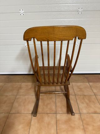 Mecedora antigua de madera