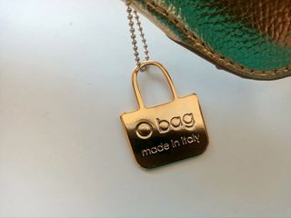 Bolso de hombro o mano versátil O bag bronce oro