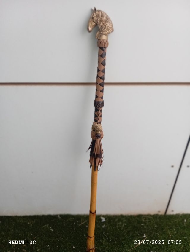 Cachaba artesanal con cabeza de caballo