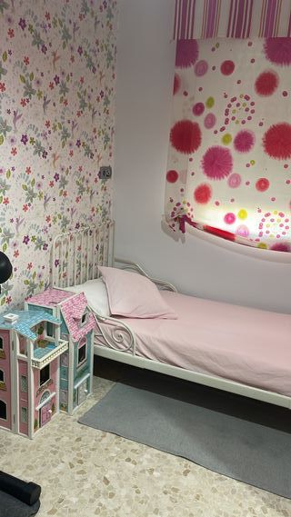 Cama o diván,con colchón y complementos sin uso
