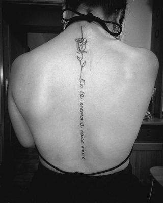 Tatuadora de Línea Fina.
