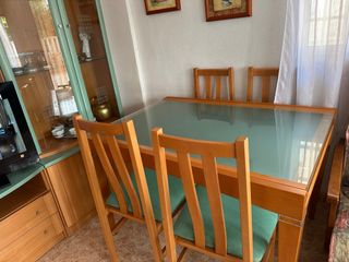 Mesa comedor cristal madera y 4 sillas tapizadas

