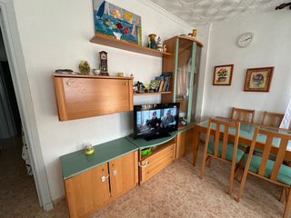 Mesa comedor cristal madera y 4 sillas tapizadas
