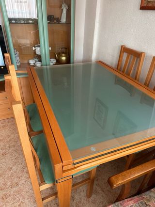 Mesa comedor cristal madera y 4 sillas tapizadas
