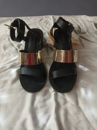 Sandalias negras doradas tacón