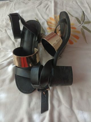 Sandalias negras doradas tacón