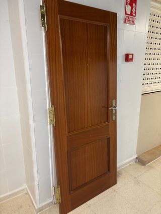 Puerta madera maciza exterior