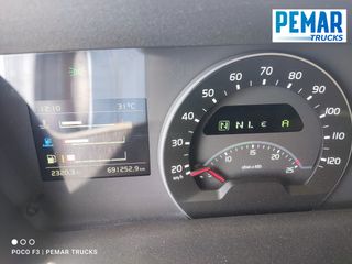 VOLVO FM 330 GRUA HIAB 144 CAJA FIJA 18T