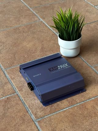 Sony XM-250X Amplificatore Auto Viola