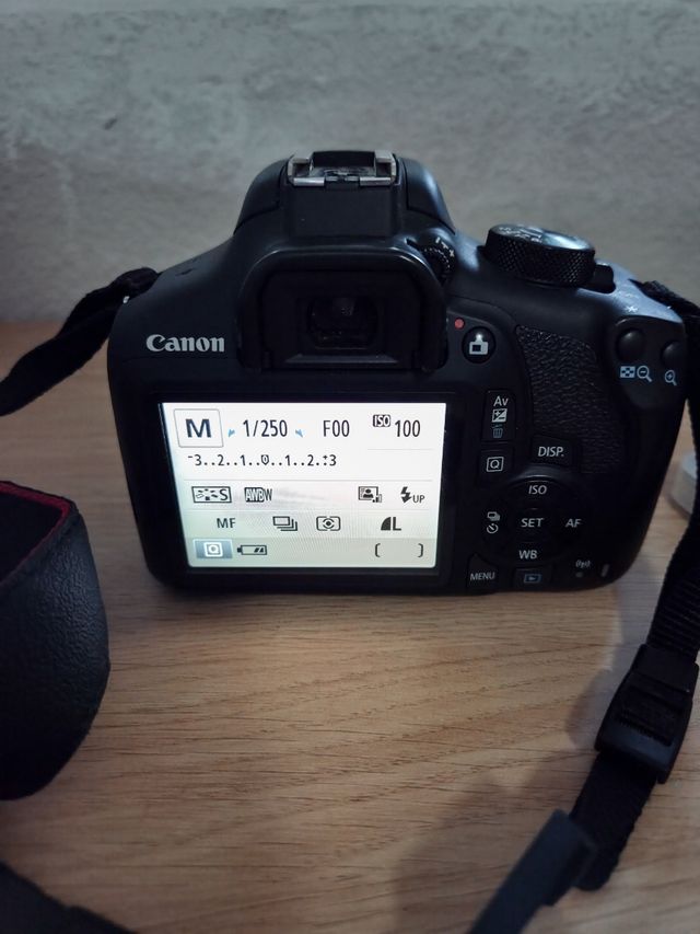 Canon EOS 1300D + 2 objetivos