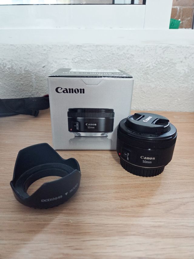 Canon EOS 1300D + 2 objetivos