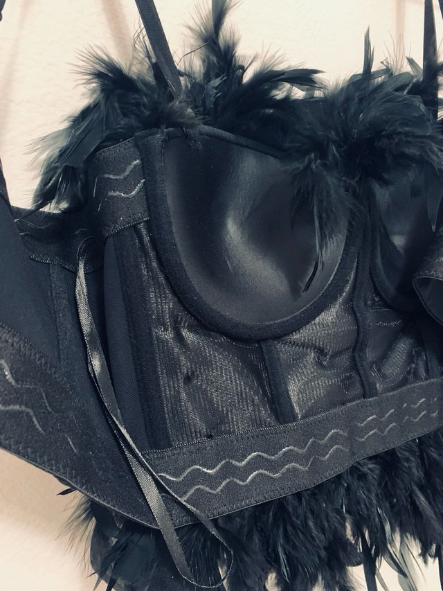 Top nero piume
