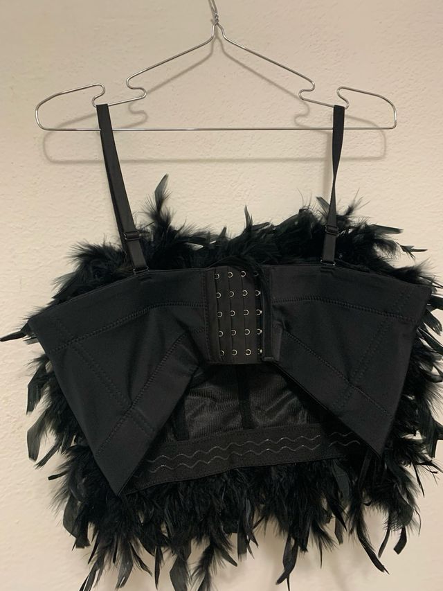 Top nero piume