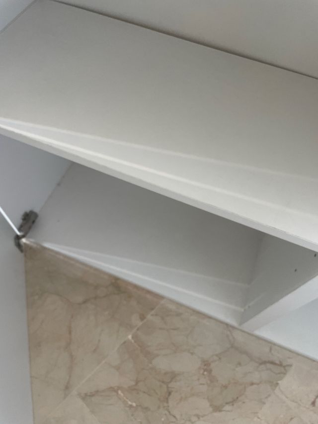 Mueble blanco de madera