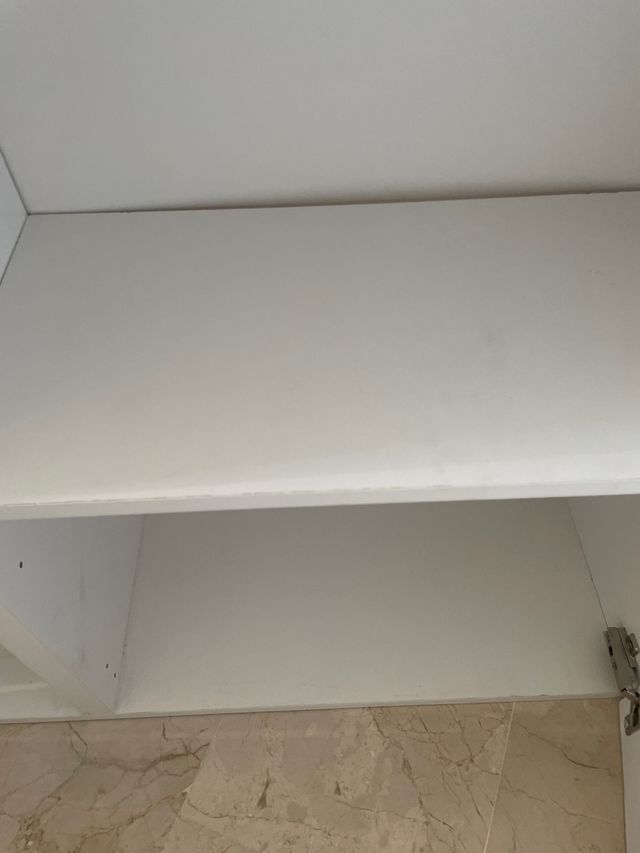 Mueble blanco de madera