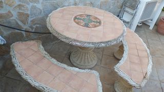 Mesa y bancos de piedra para jardín