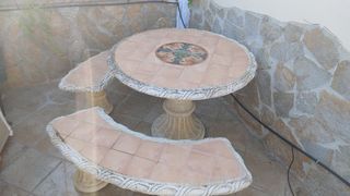 Mesa y bancos de piedra para jardín