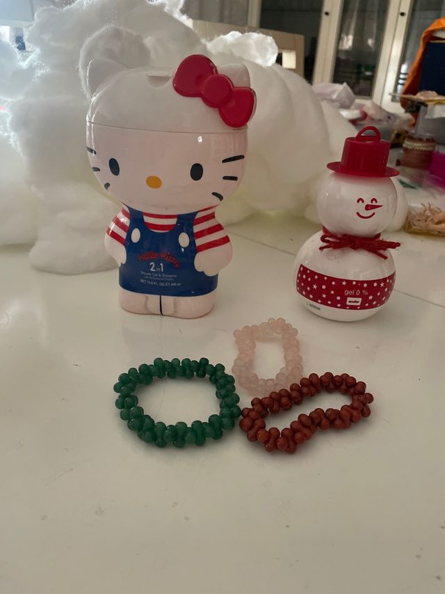 Lote Hello Kitty + muñeco nieve. sin estrenar.