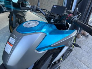 CFMOTO 125NK - Moto Azul y Gris