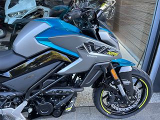 CFMOTO 125NK - Moto Azul y Gris