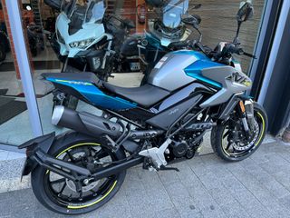 CFMOTO 125NK - Moto Azul y Gris