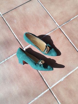 Zapatos salón ante verdes, dorados, talla 38