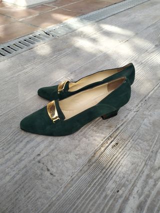 Zapatos salón ante verdes, dorados, talla 38