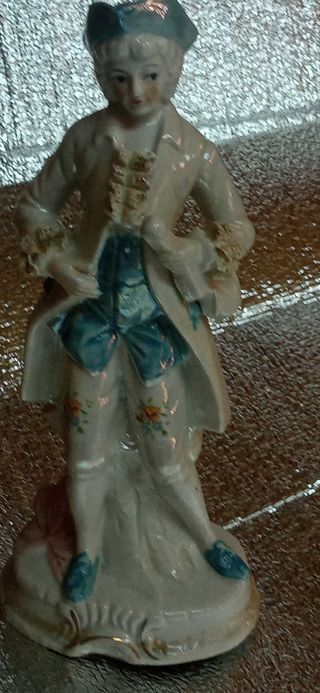 Figura porcelana hombre rococó