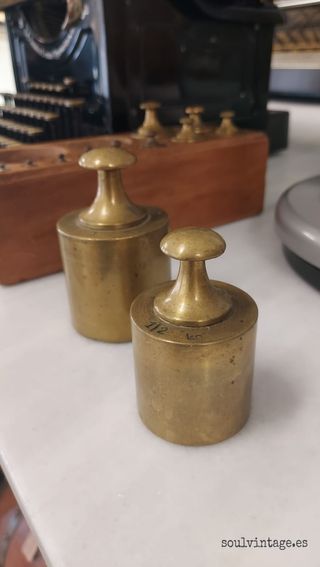 Antiguo juego de pesas de latón