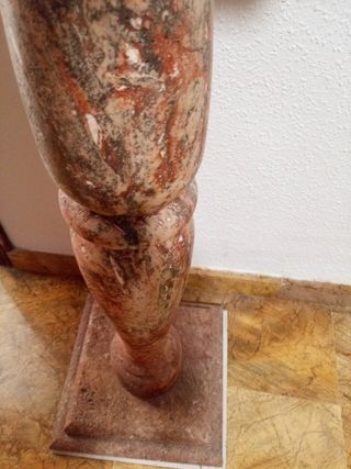 Balaustres decoración travertino rojo envejecido.