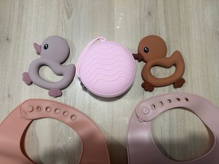 Pack regalo: Babero, mordedores y guardachupete