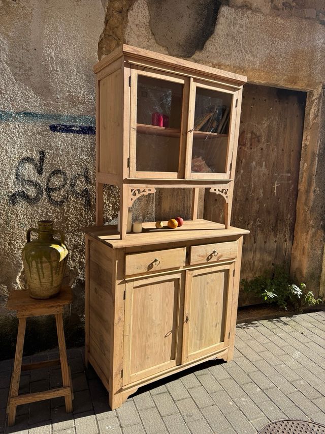 Alacena rústica antigua de masía. pirineo