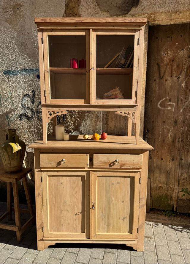 Alacena rústica antigua de masía. pirineo