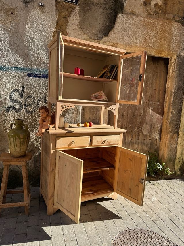 Alacena rústica antigua de masía. pirineo