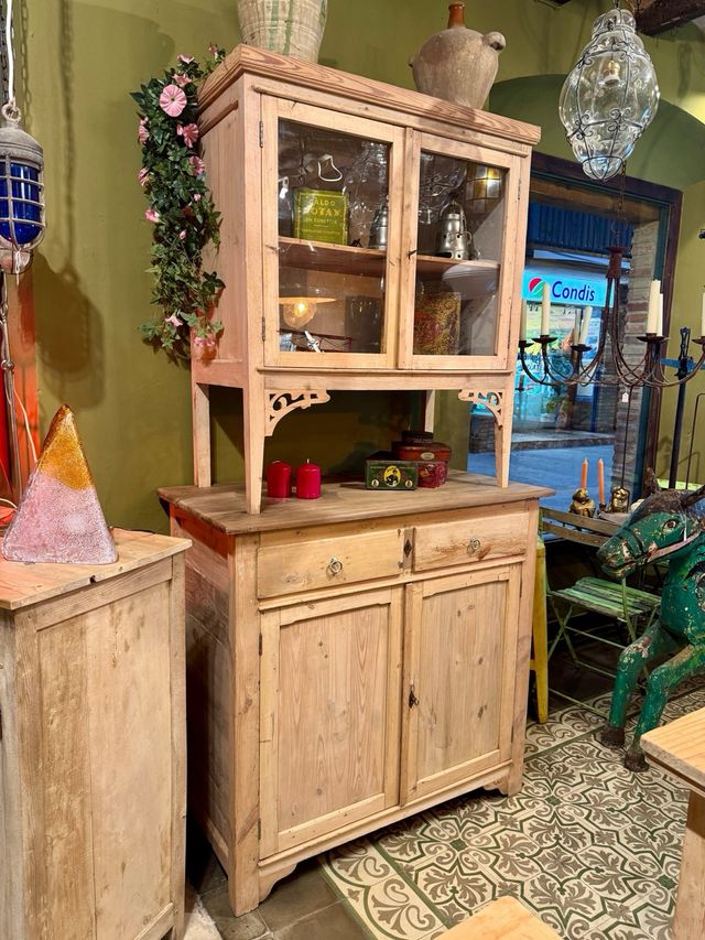 Alacena rústica antigua de masía. pirineo