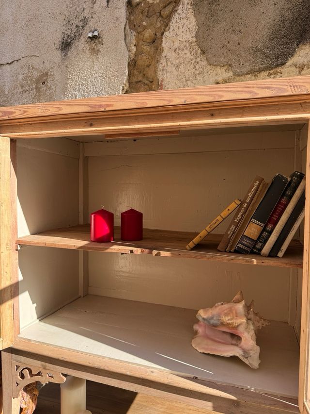 Alacena rústica antigua de masía. pirineo