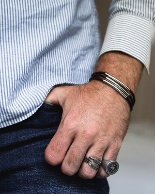 Pulsera negra de Cuero y Acero Quirúrgico