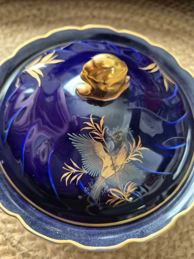 Grande scatola di caramelle blu